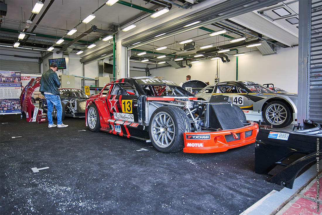 Самавто панголина. Автомобиль в сервисе. Машина с открытым капотом. Мастерские автогонщиков. Saleen s7 в россии.