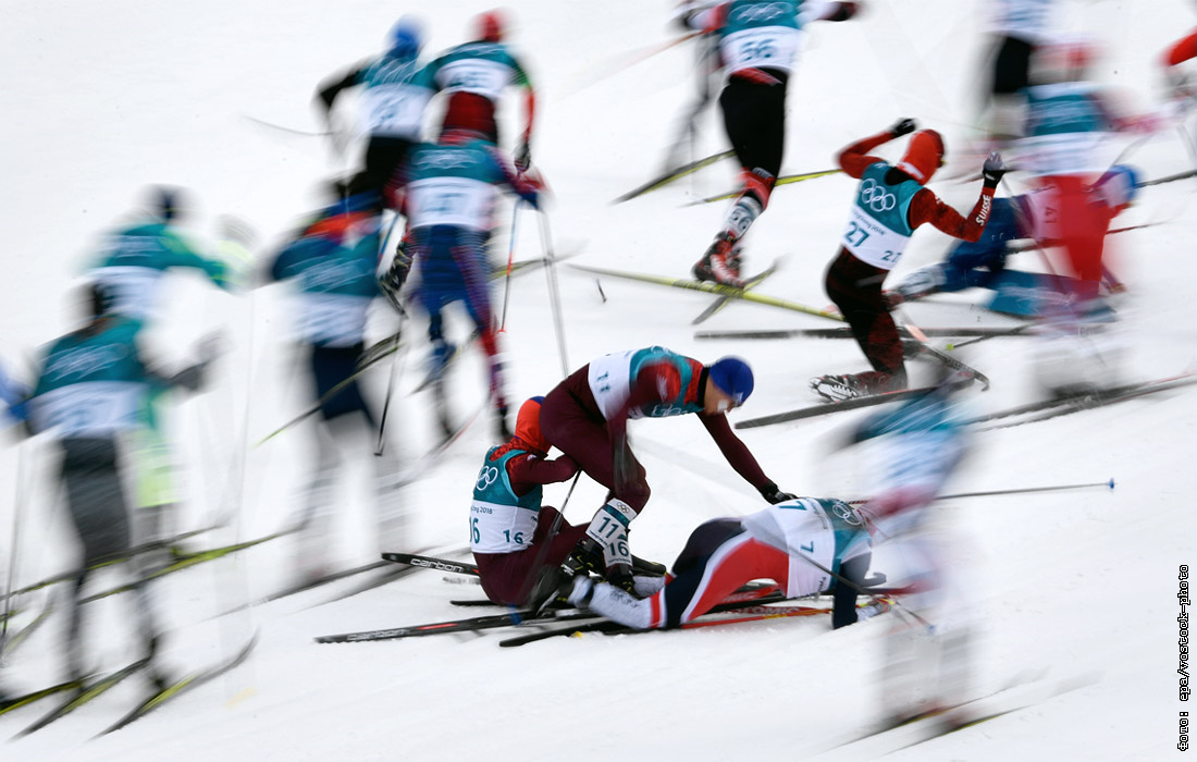 Упавший лыжник. Лыжные гонки падения. Травмы в лыжных гонках. Норвежские лыжники астматики. Лыжник упал.