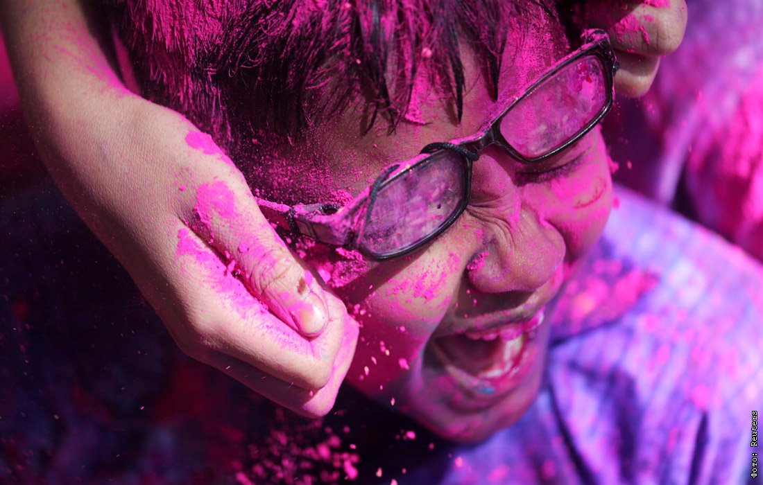 Новости холе. Фестиваль красок дети. Праздник Холи в Индии фото. Индийский праздник Холи 2023. Краски Холи картинки огнетушитель.