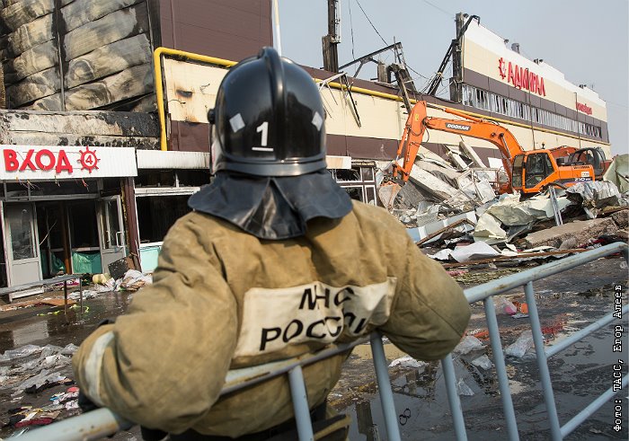 Разобрали ли завалы в крокусе. ТЦ «Адмирал» (Казань) фото погбишего пожарного.