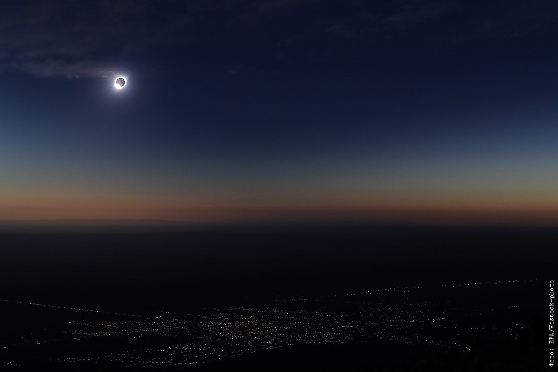 Прямой эфир солнечного затмения сегодня. Солнечное затмение с МКС. Солнечное затмение фото. Солнечное затмение фото реальные. Полное солнечное затмение фото.