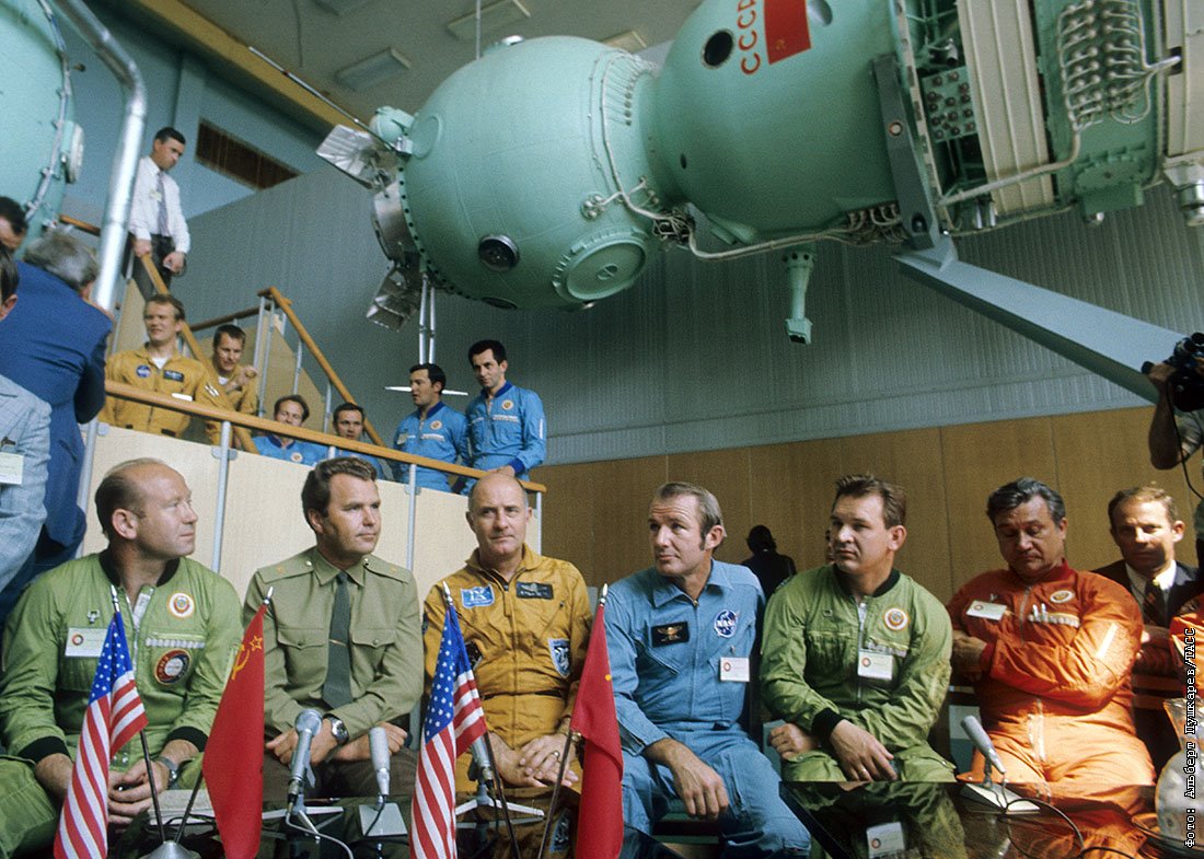 Сколько было первых космонавтов. Экипаж Союз-Аполлон 1975. Союз Аполлон Леонов Кубасов.
