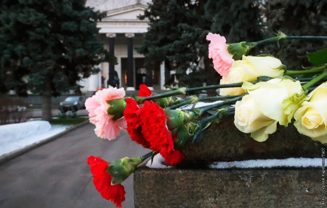 Где похоронен антонов. Могила Ирины Антоновой на Новодевичьем кладбище.