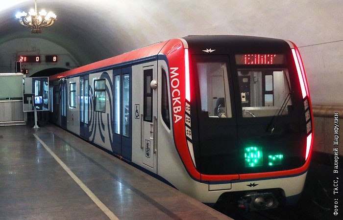 Двигатель поезда метро