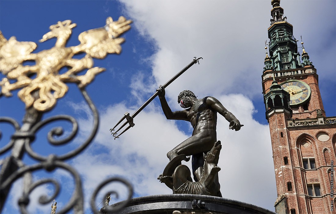 Высота монумента родина мать в волгограде. Афина и диомед статуя на берлинском мосту. Родина мать и статуя свободы. Статуя против статуи. «сила любви», лоренцо куинн.