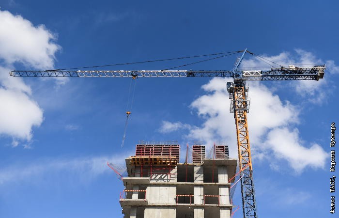 Новосибирские строители взобрались на башенный кран требовать долги по ...