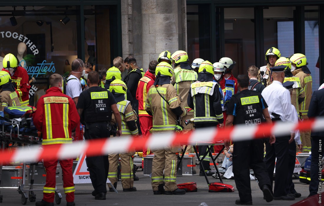 въехала в толпу людей