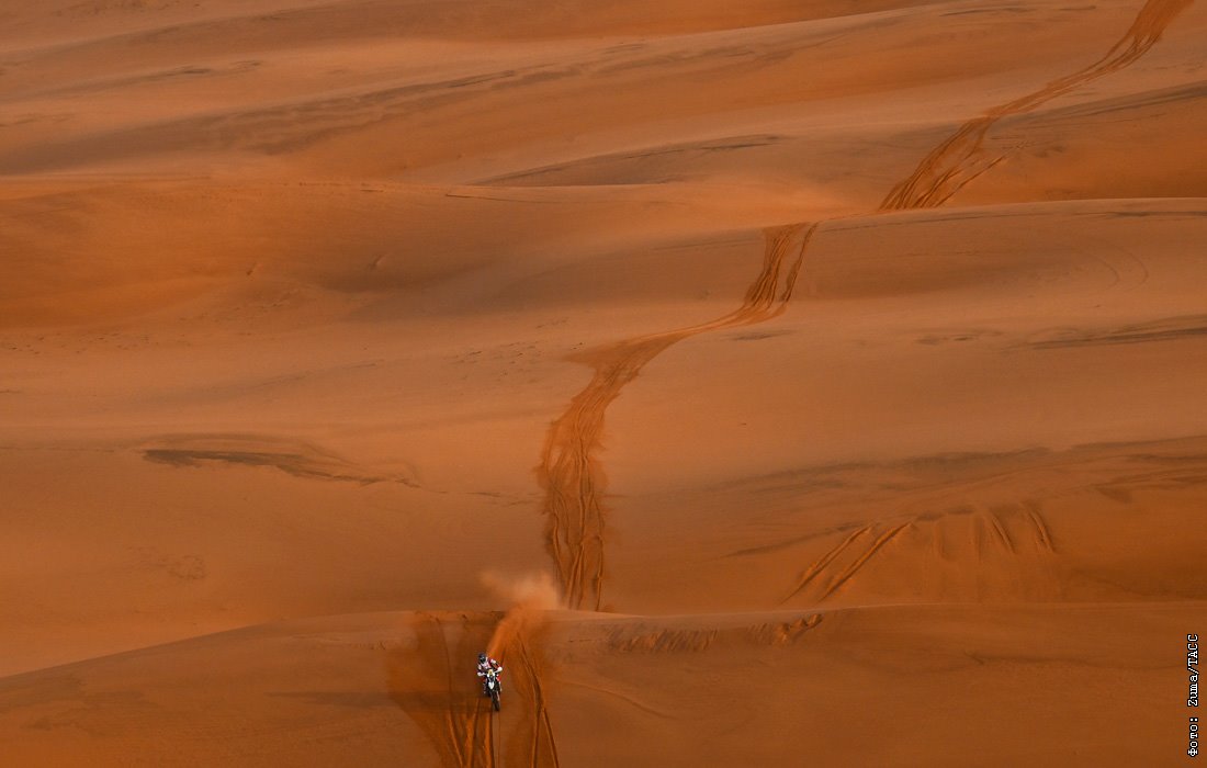 Саудовская аравия песок. Выжженные Пески Аравии. Бархан наверху следы на обои Макос.