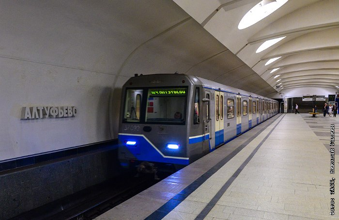 Пермьдегі үштікке арналған ер адам Әдемі әйелдер кискаларының суреттері