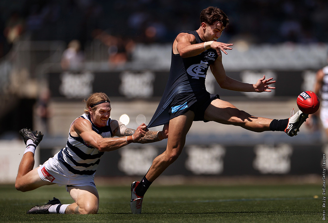 Тренажерный зал. Самый лучший тренировка. Мужчина занимается спортом. Подтягивания на турнике. Тренировка на верх в зале.