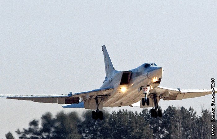 Бомбардировщик Ту-22М3 сел на грунт под Астраханью с отказавшим двигателем