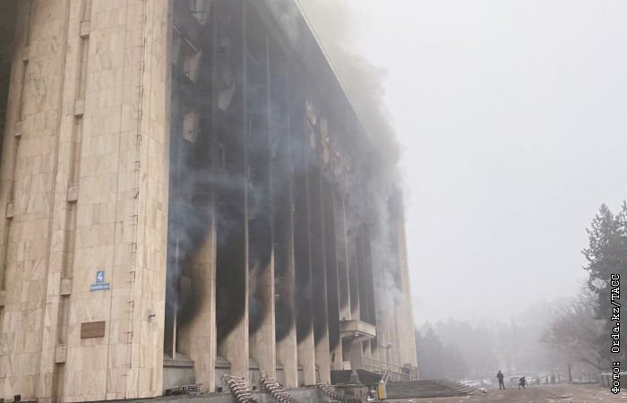 Будет ли теракт в казахстане. Здание правительства Казахстана горит. Казахстан сгоревший дом правительства. Сгоревшие здания в январских событиях Алматы.