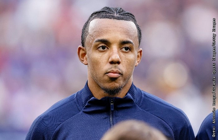 Футбольный клуб "Барселона" договорился о трансфере защитника Жюля Кунде