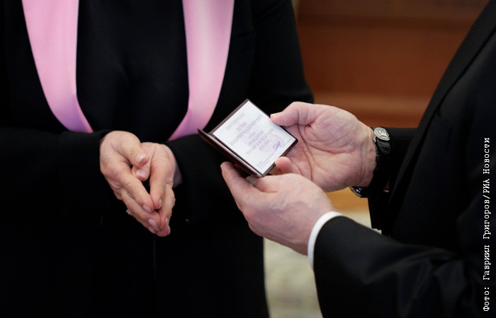 Памфилова вручила Путину удостоверение президента РФ