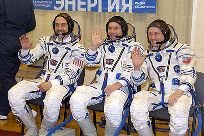 Экипаж 18-й экспедиции на МКС провел первую примерку скафандров