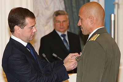 Президент России вручил награды военнослужащим