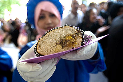 Приготовлен самый большой сэндвич со страусиным мясом