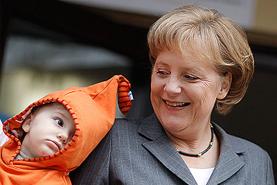 Ангела Меркель приняла участие в церемонии открытия детского центра