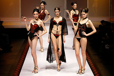 Китайские модельеры представили свои новые творения