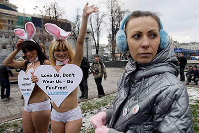 Акция активисток PETA в Москве