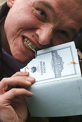 Уволенный петербуржец в знак протеста съел сберкнижку
