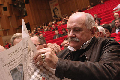 Никита Михалков коротает время на съезде кинметографистов