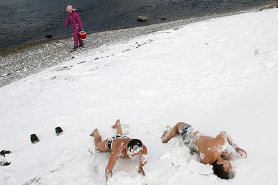 Россияне предаются любимым зимним забавам