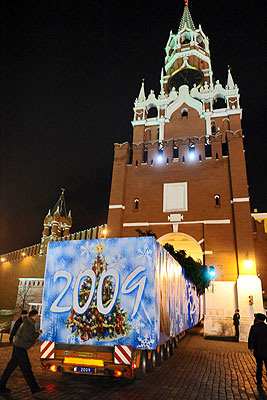 Главная новогодняя елка страны доставлена в Кремль