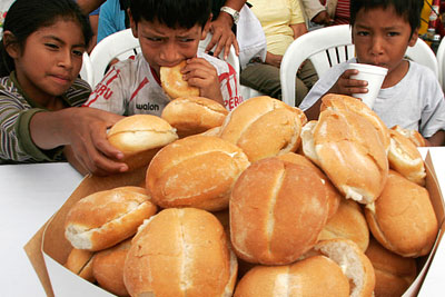 Школьники в Лиме завтракают хлебом, приготовленным из картофельной муки