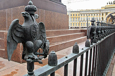 Похищены детали с ограды Александровской колонны