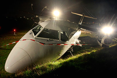 В Германии самолет при посадке врезался в стену