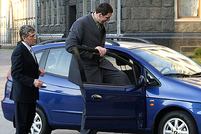 Президент Украины подарил машину самому высокому человеку в мире