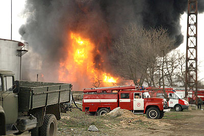 Пожар на нефтебазе в Махачкале