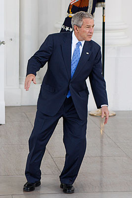 Джордж Буш танцует для прессы