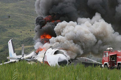 Грузовой самолет взорвался при посадке