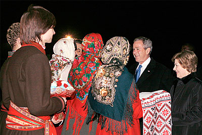 Джордж Буш прибыл на Украину с официальным визитом
