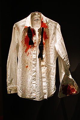 Окровавленная рубашка Бонда выставлена в музее