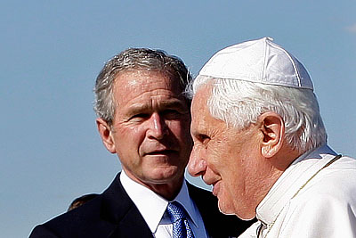 Джордж Буш встретил Бенедикта XVI у трапа