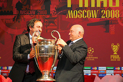 Церемония передачи кубка Лиги Чемпионов