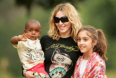 Суд разрешил Мадонне усыновить ребенка из Малави
