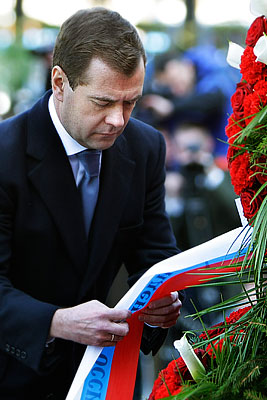 Дмитрий Медведев возложил венок к могиле Неизвестного солдата