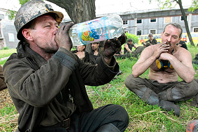 Донецкую шахту затапливает вместе с выжившими горняками