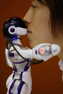 Японцы изобрели нового миниатюрного робота-женщину