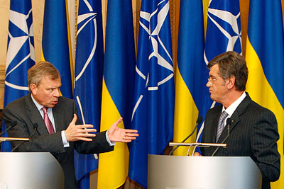 Генеральный секретарь НАТО и президент Украины на пресс-конференции