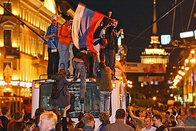 Болельщики празднуют выход сборной России в полуфинал ЕВРО-2008