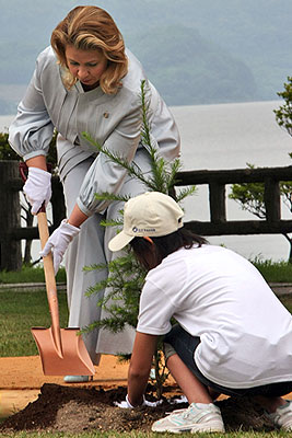 Супруги участников саммита G8 посадили деревья в парке у озера Тоя