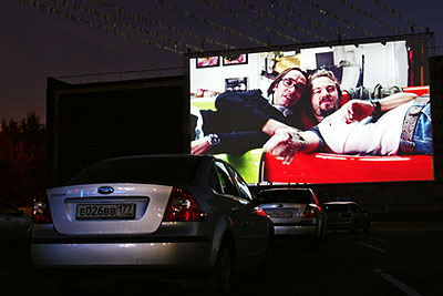 В Москве открылся первый ночной автомобильный кинотеатр