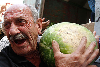 Жителям Гори раздают арбузы