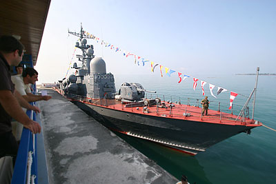 Флагман Черноморского флота крейсер "Москва" прибыл в порт Сухуми