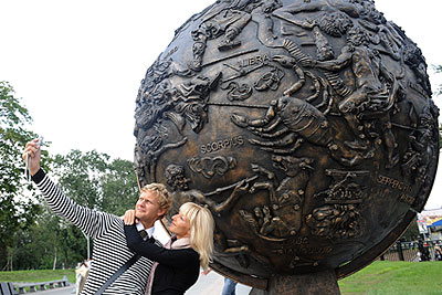 Памятник конструктору С.Королеву на аллее космонавтов
